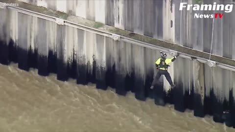 Tim penyelamat helikopter menarik orang dari sungai Los Angeles yang meluap