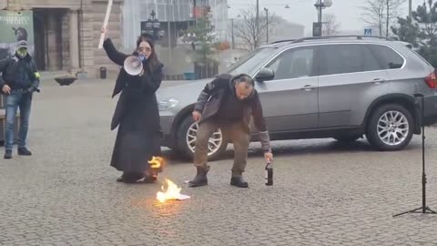 Suecia | Un hombre y una mujer queman un ejemplar del Coran.