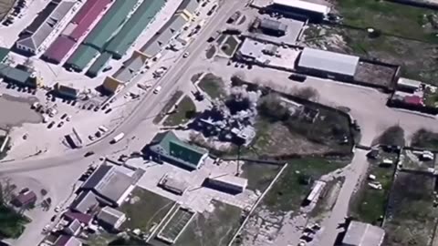 👀💥 M142 HIMARS strike on Russian equipment at a gas station in the village of