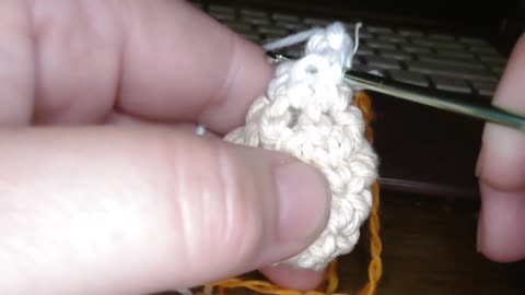 how to make a single crochet stitch.