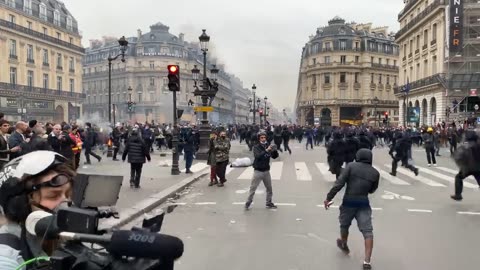 Manifestant poussé à terre dans la Manifestation du 23 Mars 2023