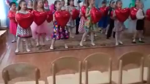 Song about mom in Russian from children