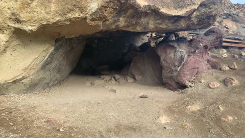 Central Oregon – Smith Rock State Park – Hiking by a Prehistoric Cave – 4K