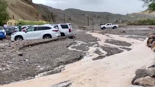 Floods strand 1,000 in California's Death Valley