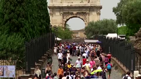 Tourists struggle as temperature soars in Rome