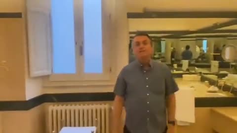 Bolsonaro quando viajava para o exterior ficava na embaixada do Brasil para economizar com hotel.