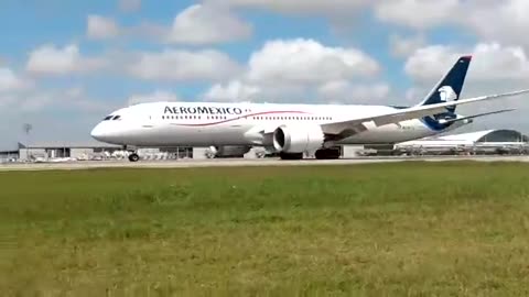 Boeing 787-9 XA-MFG pousa em Fortaleza vindo da Cidade do México