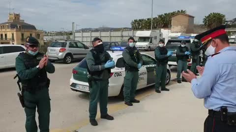 Los Guardias Civiles homenajean al Mozo de Premia de Mar fallecido por coronavirus