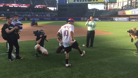 Neymar jugando una pelota de béisbol