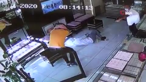 Jeweler shoots an armed robbery suspect