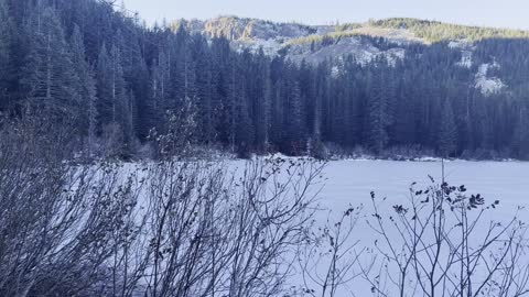 Arriving at the SHORELINE of FROZEN Mirror Lake! – Mount Hood – Oregon – 4K