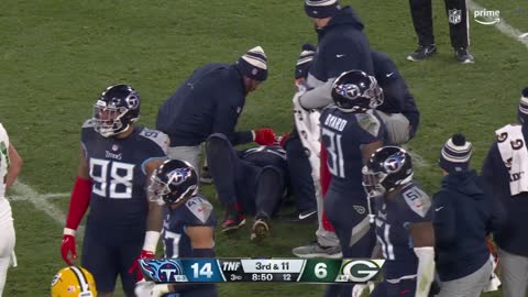 Titans player goes down with an injury and Aaron Rodgers was not buying it