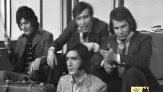 Los Gritos - Sentado En La Estación = Music Video 1970