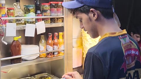 Food Alert! Karachi's Famous Shawarma - Street Food - Making