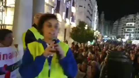 🇪🇸 SPAIN POLICE OFFICERS IN VALENCIA: "WE ARE WITH THE PEOPLE