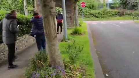 📍 Dublin Foreigners loitering in a residential area are sent packing by Irish men