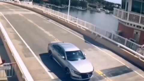 Car crash bridge : weird moment caught on camera