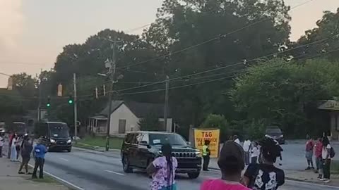 [USA] TRUMP Motorcade drives through poor area of Atlanta, People CHEER HIM