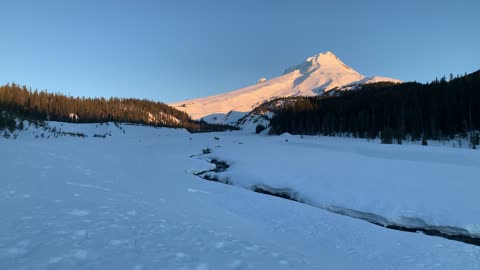 Sunrise Glow on Majestic Mountain – Mount Hood & White River – Oregon – 4K