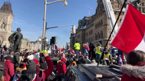 Live from Ottawa's Freedom Convoy 2022 Protest - Viva on the Street