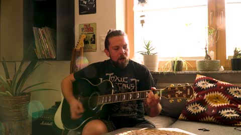 HomeKulturWörgl - Stefan Ringler spielt und singt den Song "Low"