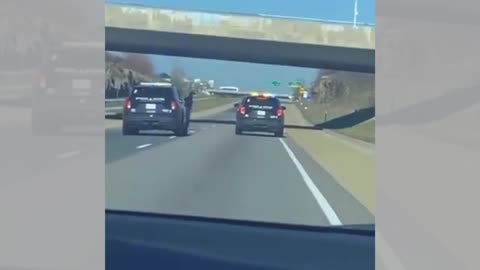Man rollerblades down Hamilton highway flipping off the police.