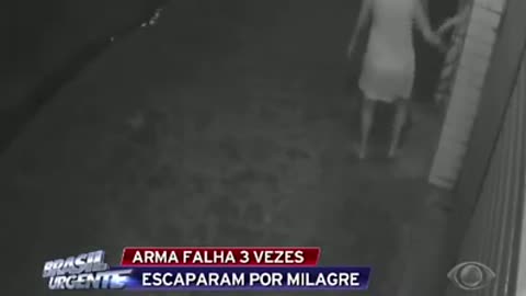 Mulheres oram e arma de bandido falha durante assalto