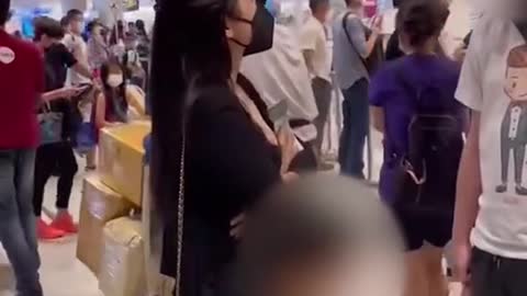 Woman catches husband returning to SingaporeCHAwith another girl