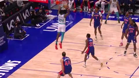 NBA - LaMelo Ball ↗️ Brandon Miller alley-oop slam! Hornets-Pistons