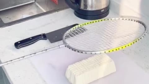 The racket can not only play ball but also cut tofu.