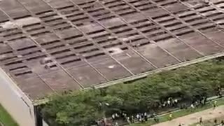 Helicóptero da PF atirando contra manifestantes em Brasilia! Mas na favela não pode né!