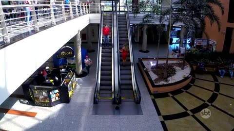 Paquera na Escada Rolante - Love Escalator Prank | Câmeras Escondidas (17 (01 (2024