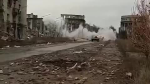 "Bakhmut drift": BMP-1 zhiganit on Mira Street in the city center.