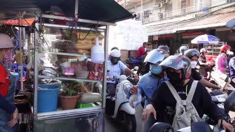 300 Pieces Of Num Pang Paté (Pork Meatball Sandwich) Sold A Day! Street Food In Cambodia