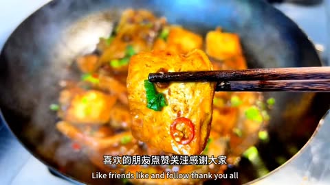 Chinese cuisine, waterless stewed fish is fresh, tender, juicy, and delicious