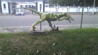 Escultura de um dinossauro velociraptor no museu de ciências [Nature & Animals]