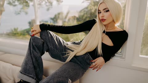 Ava max slapped on stage