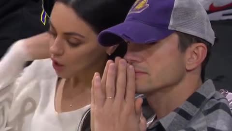 Ashton Kutcher and Mila Kunis catching the Lakers game 🙌