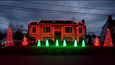Impactante show de luces de Navidad es un tributo a 'Milagro en la calle 34'