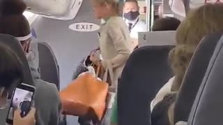Passageiros aplaudem saída de mulher que recusava usar máscara