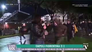 Hincha le dio una palmada en la cola a periodista en vivo