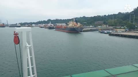 Panorama laut pesisir kilang minyak