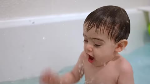 Baby sees bath bomb for the first time .. (HIS REACTION 😳)