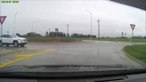Circle Jerk !! Clueless Lady Doesn't Know How To Handle A Roundabout Dash Cam