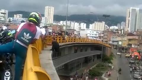 Policía y ciudadano evitaron que un hombre se lanzara de un puente en Bucaramanga
