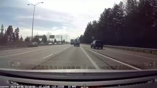Mattress flies off back of truck in tense dash cam footage