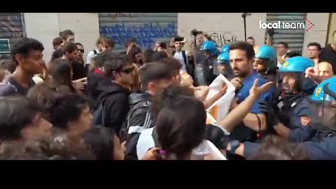 TORINO - Proteste e tensioni con la Polizia contro Giorgia Meloni:"A Torino non sei la benvenuta"