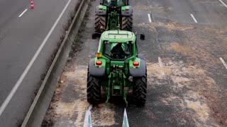 Protesting French farmers lift highway blockade