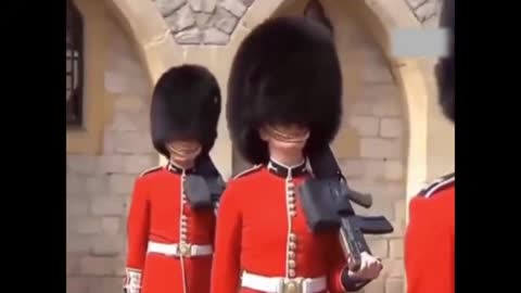 The hat is like a high -voltage pot. Under the heat waves of London, the Royal Guards are miserable