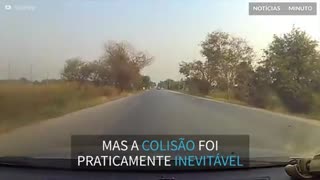 Roda se solta de caminhão e colide em carro